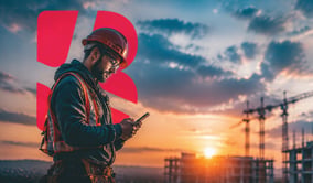 Travailleur sur un chantier de construction utilisant BRIX, plateforme de formation et de communication pour les équipes terrain.