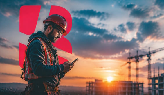 Travailleur sur un chantier de construction utilisant BRIX, plateforme de formation et de communication pour les équipes terrain.